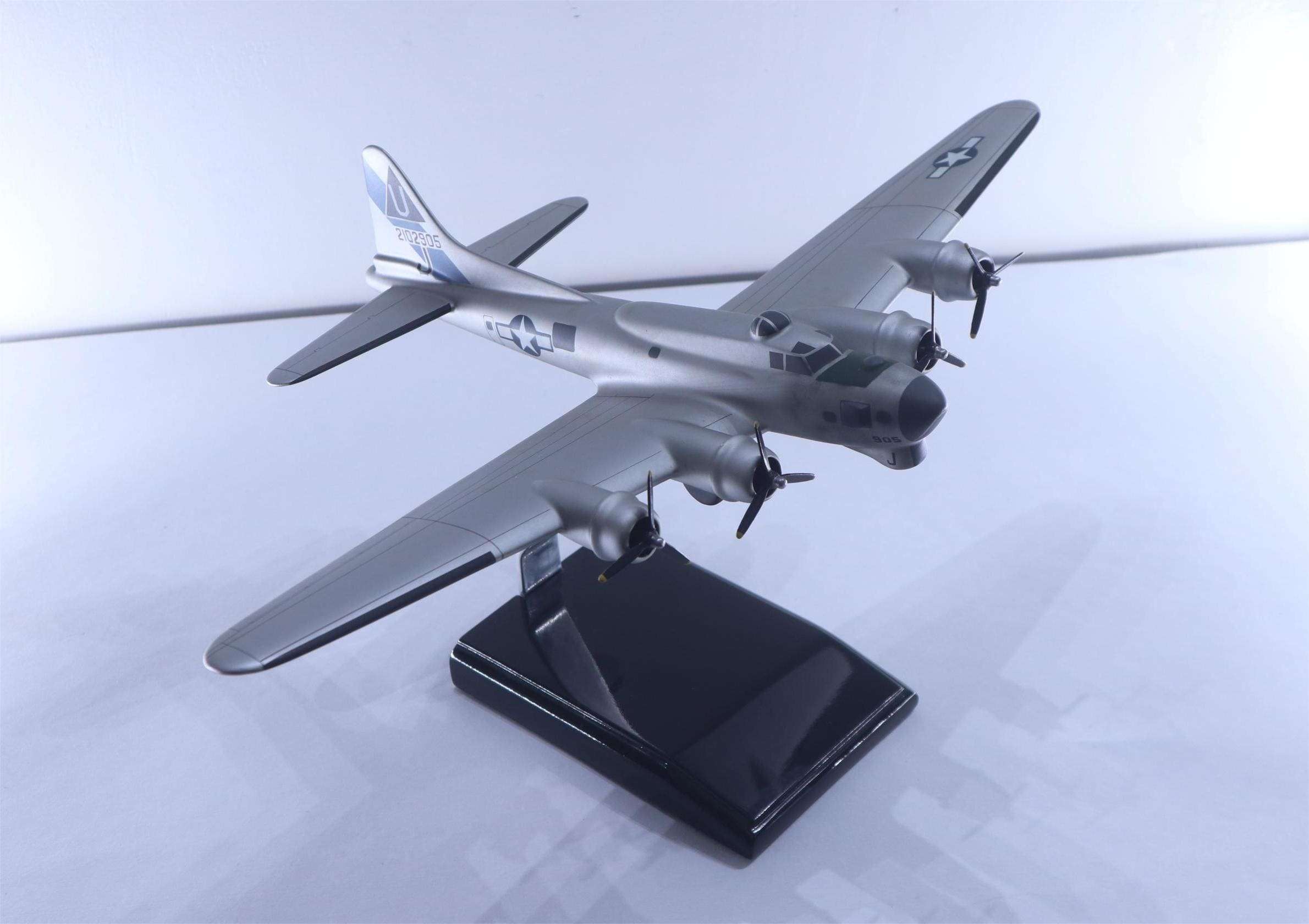 Boeing B-17 Flying Fortress military bomber aircraft model