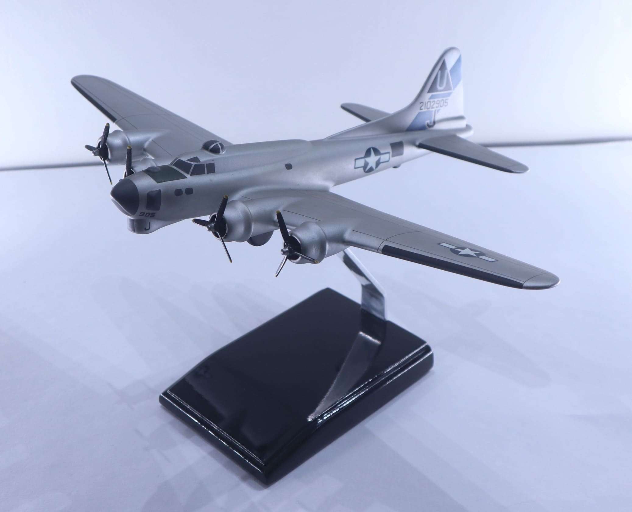 Boeing B-17 Flying Fortress military bomber aircraft model