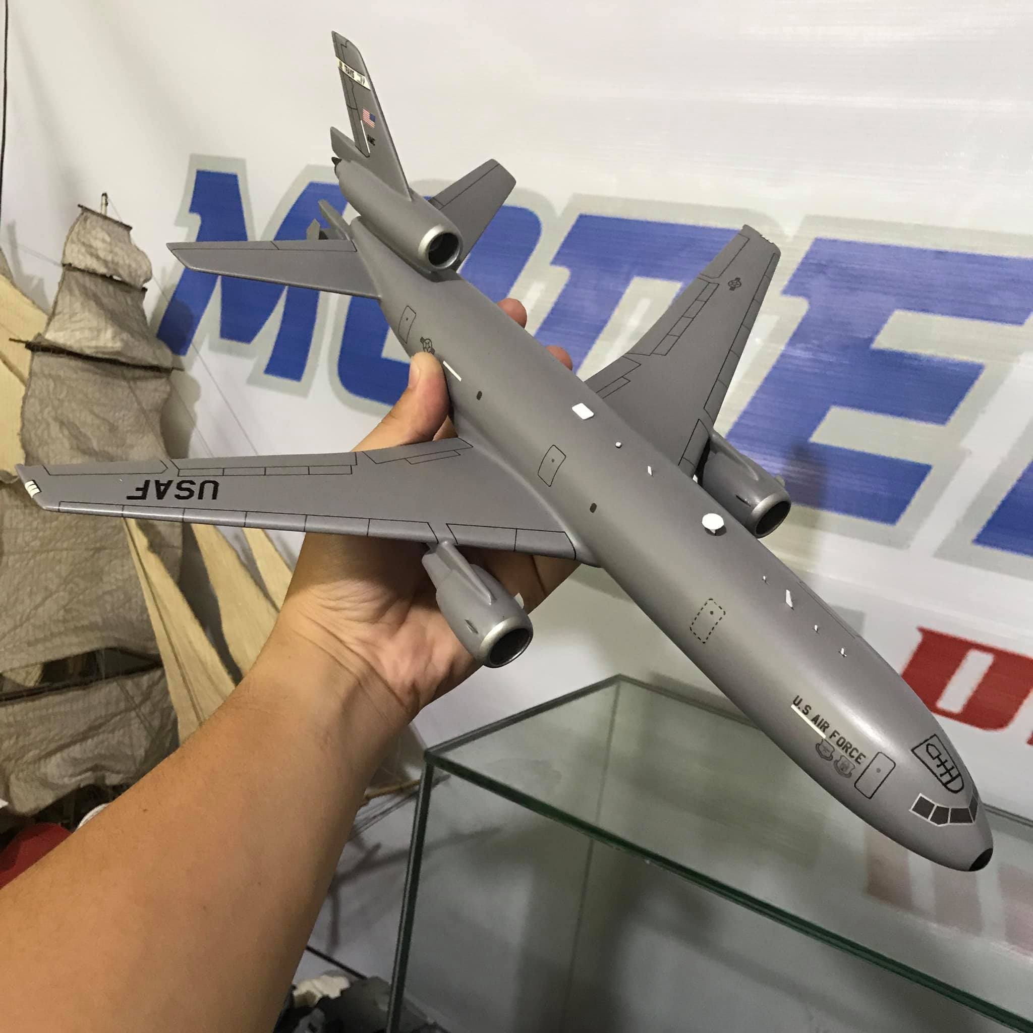 16 McDonnell Douglas KC-10 Extenders