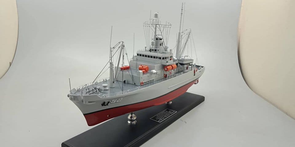 USNS Salvor (ARS-52) Model ship